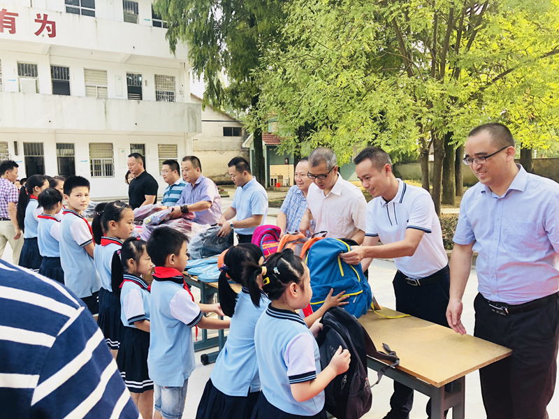 愛心助學點亮夢想&mdash;&mdash;安吉華都、華悅物業聯合開展愛心捐贈活動