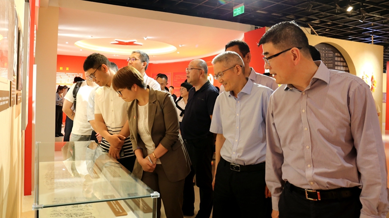 明日控股黨委組織參觀&ldquo;中國共產(chǎn)黨人的家風(fēng)&rdquo;檔案展